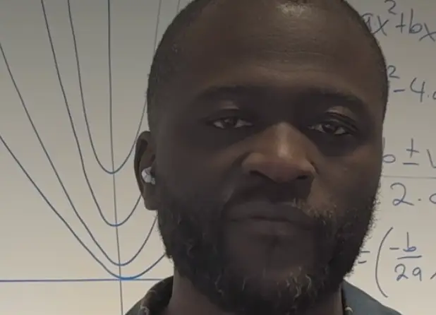 Kofi D. Mensah ved tavlen